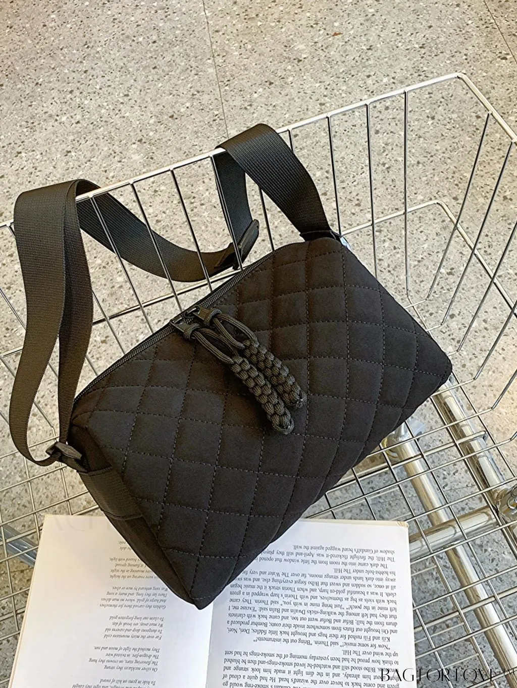 BagForLove - Chic Diamond Pattern Shoulder Bag - Fashionably Solid & Stylish