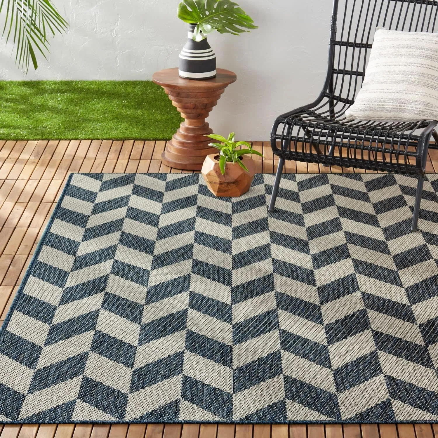 Nicole Miller New York Patio Country Calla Contemporary Herringbone Indoor/Outdoor Area Rug, Blue/Cream, 5'2"x7'2"